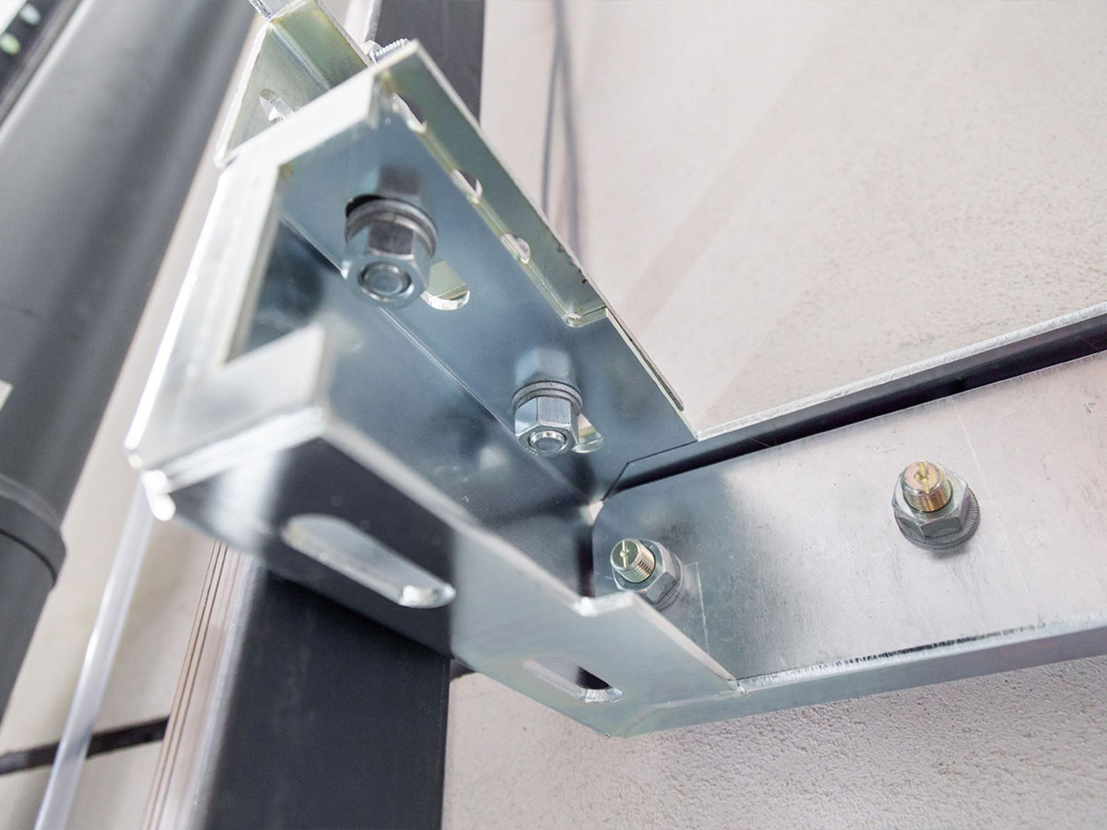 Die metallene Ankerschiene für die Aufzugsanlage aus sehr großer Nähe betrachtet.