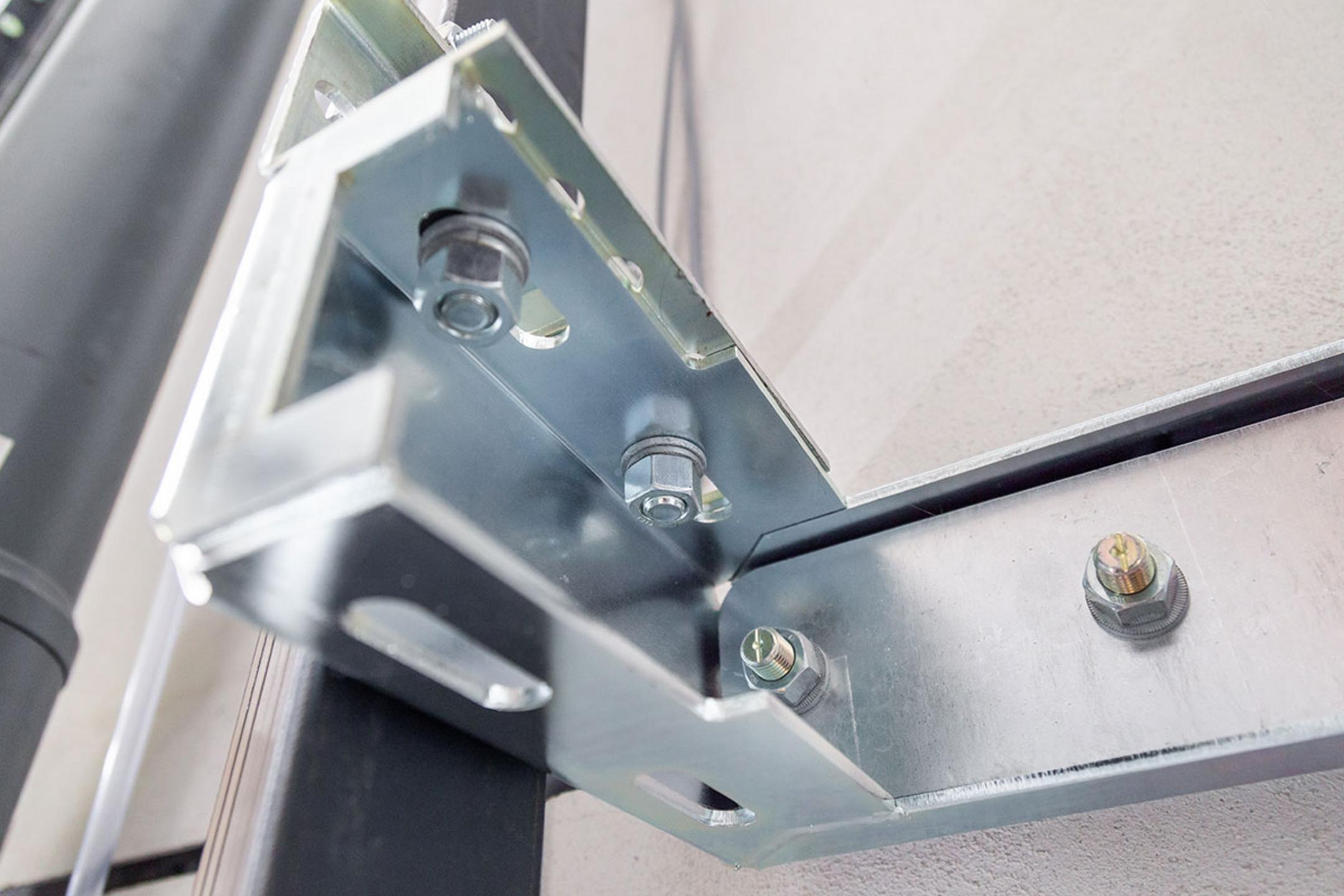 Detailaufnahme einer Aufzugsisolierung mit einer Aufzugsführungsschiene, befestigt mit einer Ankerschiene an der Wand