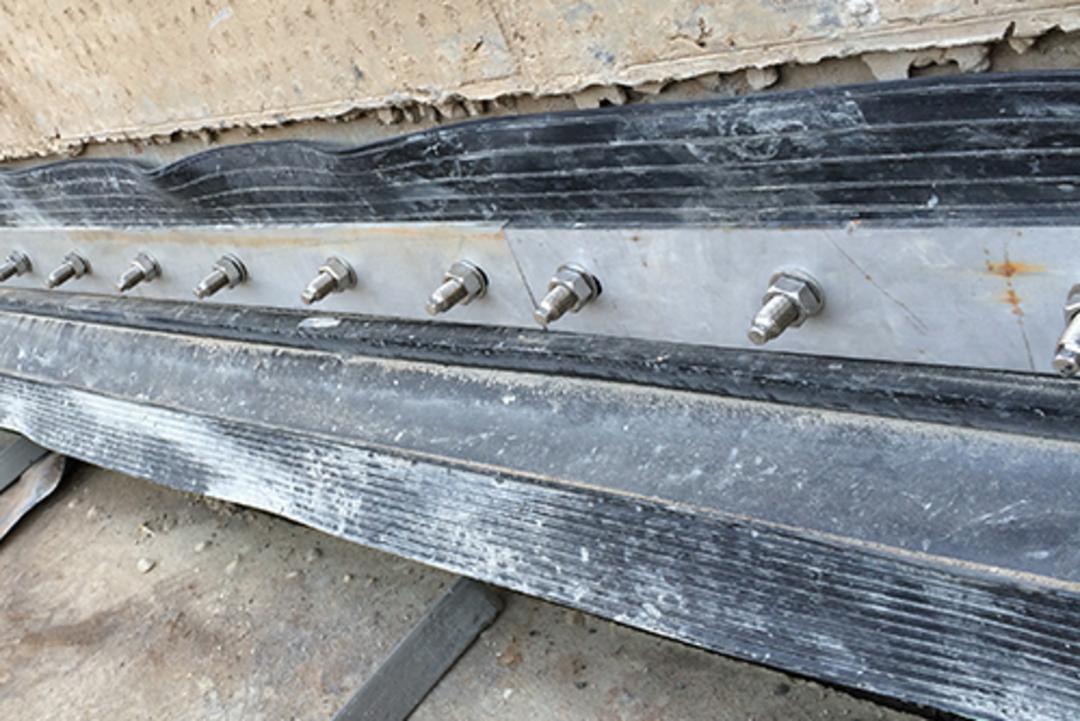 Nahaufnahme einer Baustelle mit Abdichtungselementen