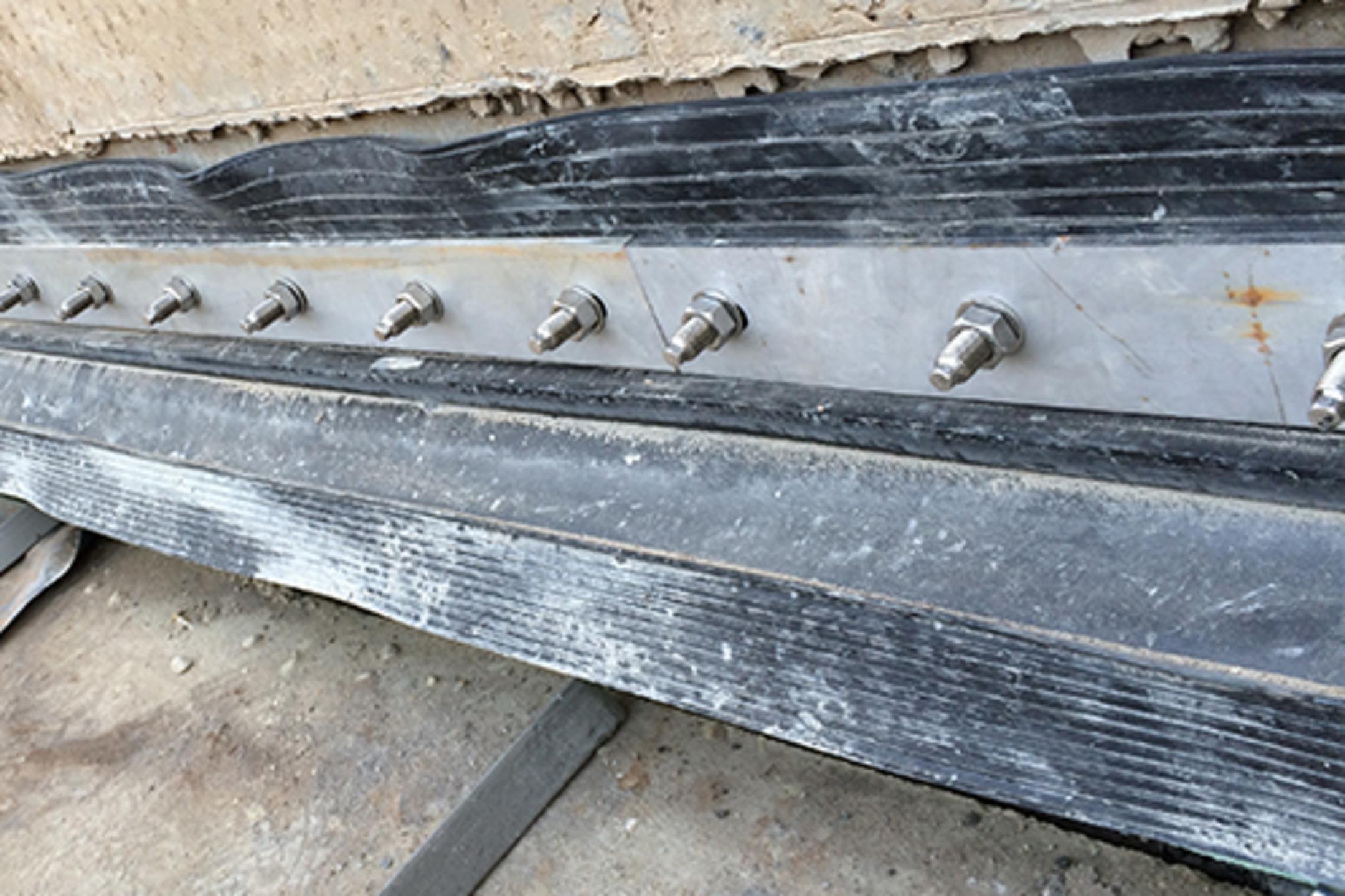 Nahaufnahme einer Baustelle mit Abdichtungselementen