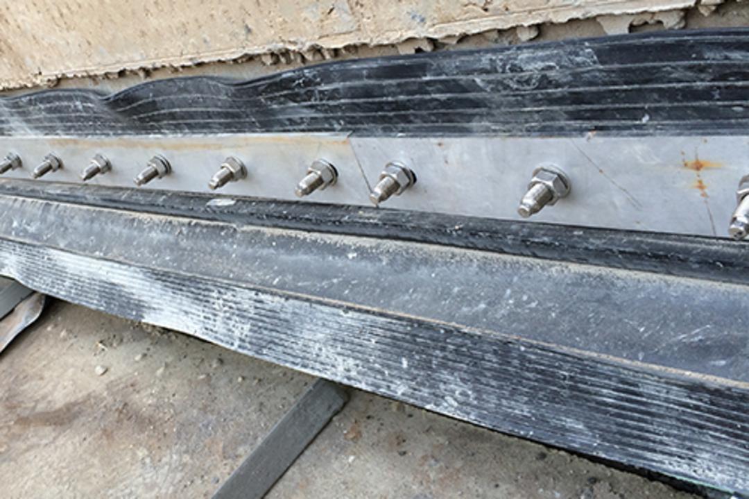 Nahaufnahme einer Baustelle mit Abdichtungselementen