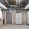 Raum mit mehreren Schränken, Kabel an den Wänden, Kabelrinnen an der Decke.