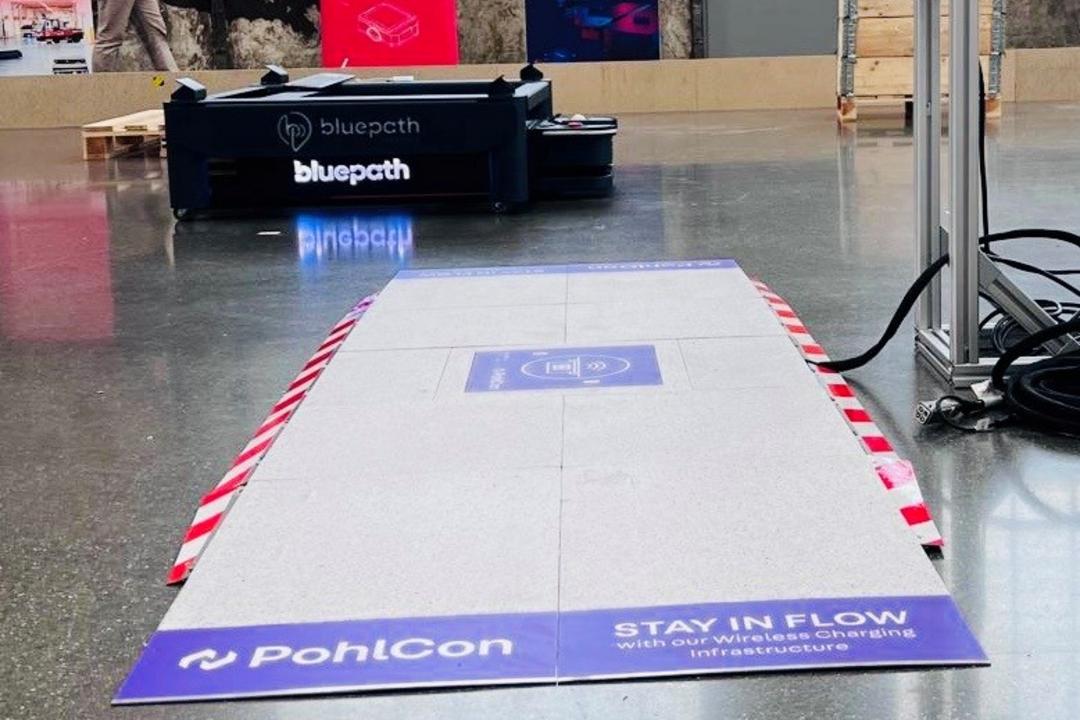 Mobiler Roboter fährt auf WCPS-Plateau-System von PohlCon.