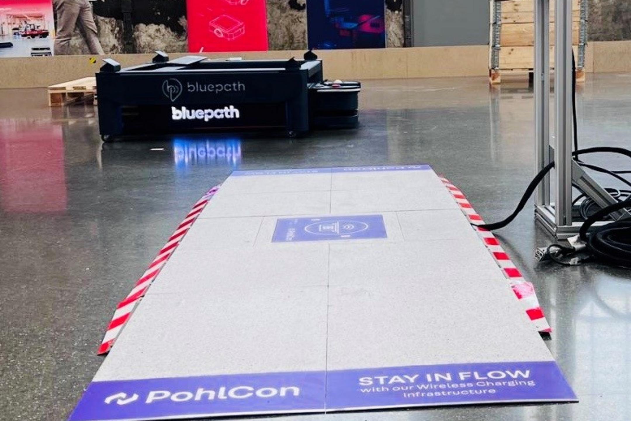Mobiler Roboter fährt auf WCPS-Plateau-System von PohlCon.