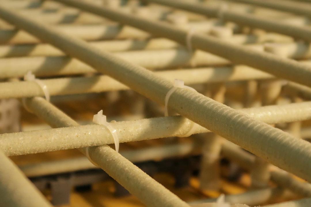 Nahaufnahme eines Bewehrungsgitters aus Glasfaserkunststoff