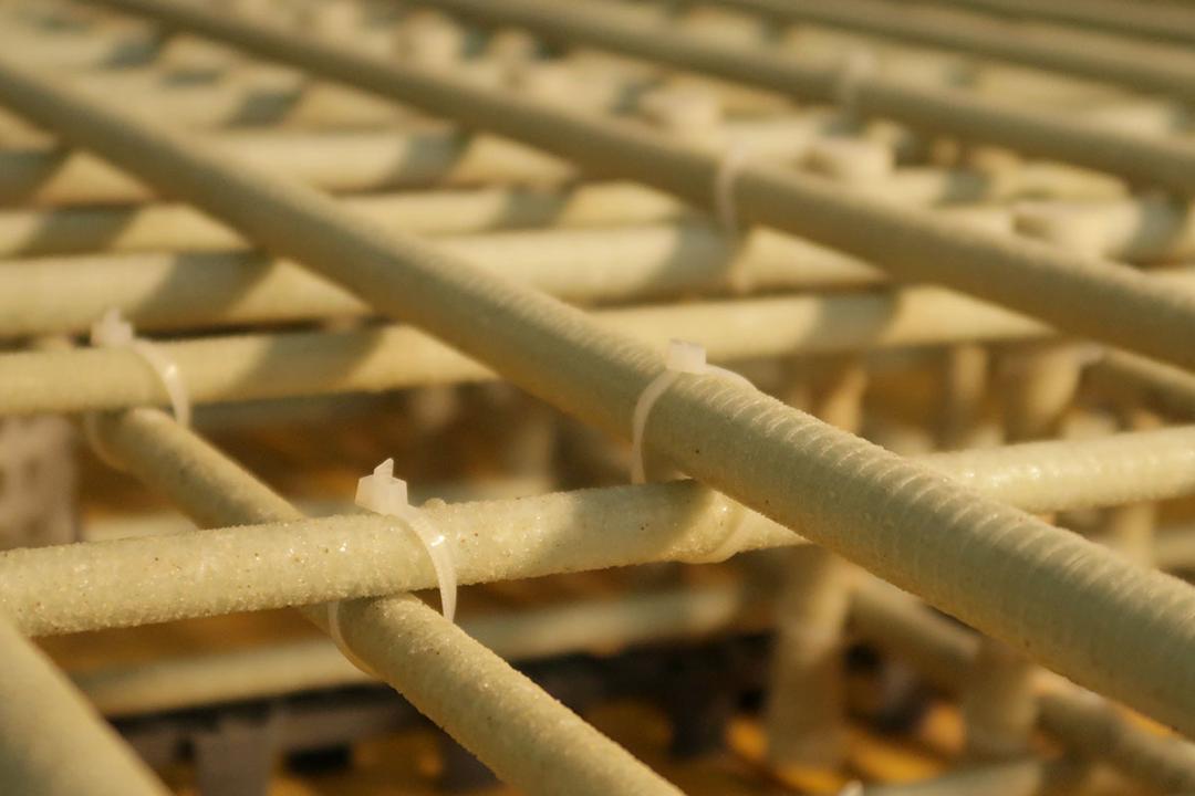 Nahaufnahme eines Bewehrungsgitters aus Glasfaserkunststoff