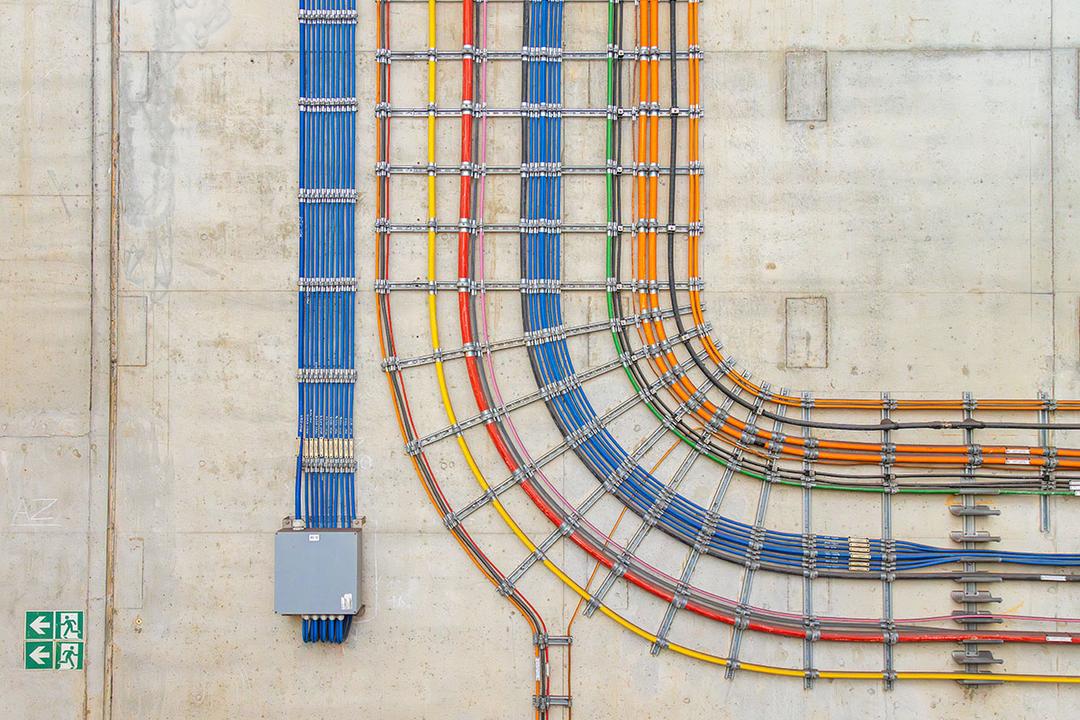 Cable laying in tunnels