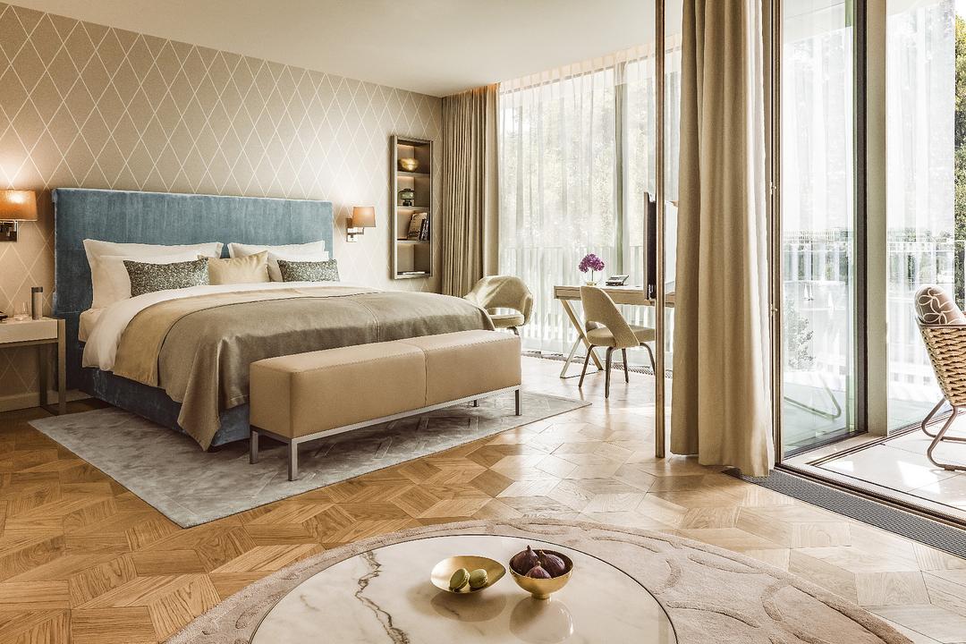 Elegantes Hotelzimmer mit großem Bett, modernem Design, Schreibtisch und bodentiefen Fenstern mit Balkon