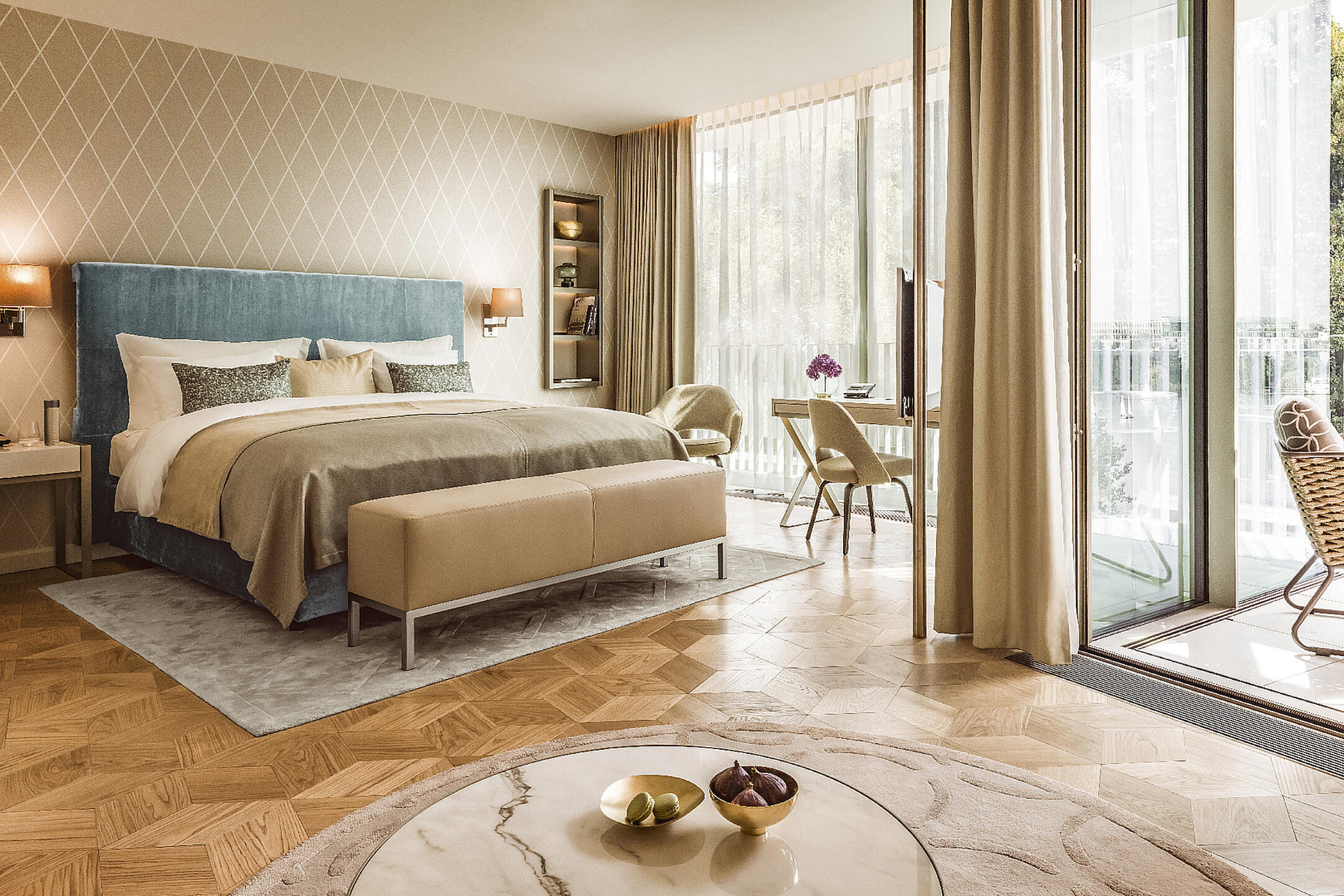 Elegantes Hotelzimmer mit großem Bett, modernem Design, Schreibtisch und bodentiefen Fenstern mit Balkon
