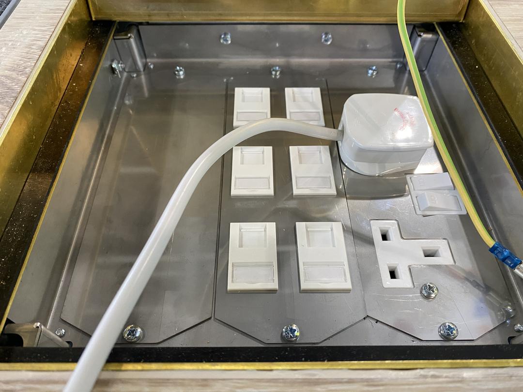 Ausstellungsstück Unterflur mit Steckdosen British Standard