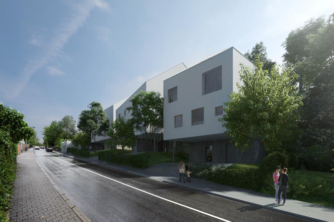 Blick auf das dreigestöckige Wohngebäude, umgeben von Bäumen, aus einer anderen Perspektive.