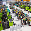 Totalansicht in moderne Produktionshalle mit mehreren Arbeitsplätzen und Maschinen.