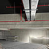 Rohbau mit abgehängten Lüftungskanälen und Sprinklerleitungen unter Betondecke, Gitterrosten als Arbeitsplattform und Gerüst.