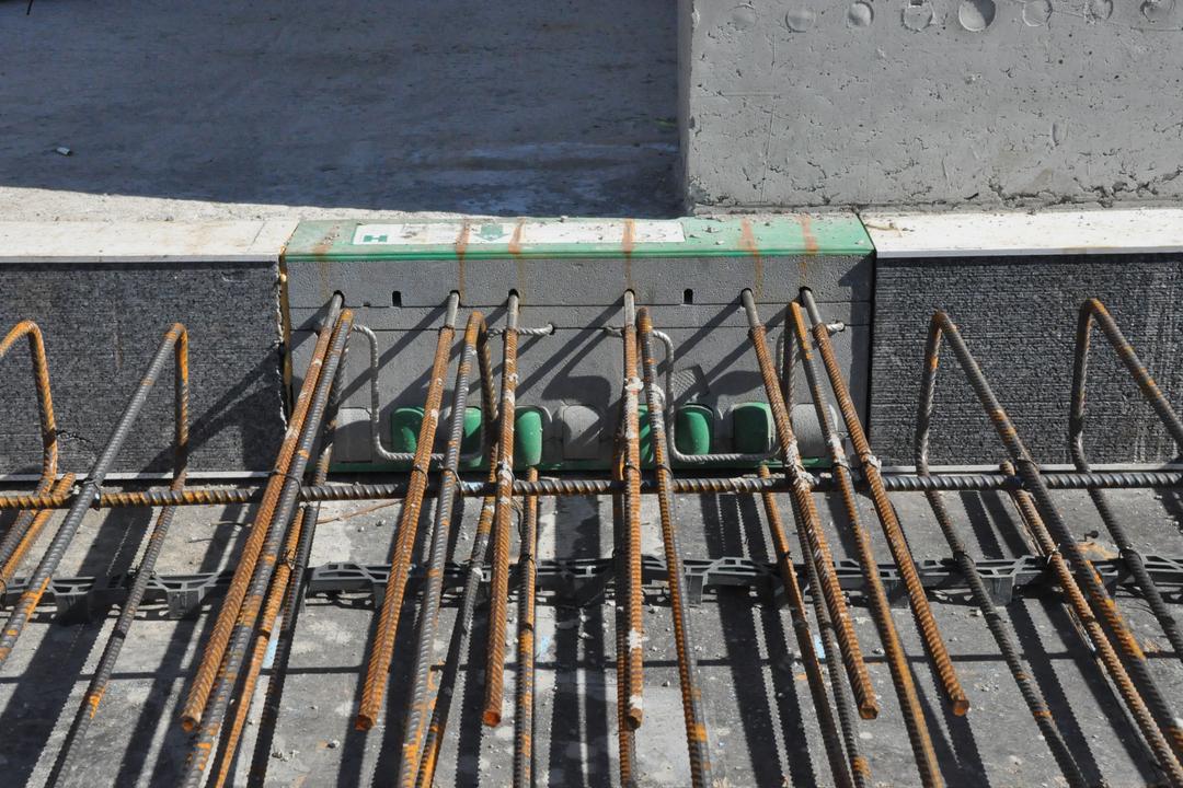 Blick auf die Baustelle bei sonnigem Wetter.