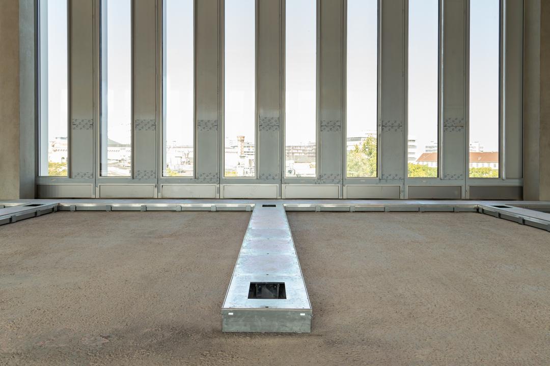 Rohbau mit bodentiefen Fenstern und Bodenkanalsystem