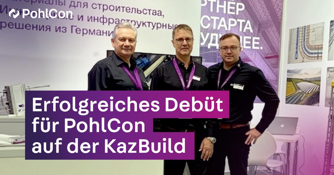 Drei PohlCon-Mitarbeiter auf der Messe KazBuild 2025, vor einem Messestand mit russischer Schrift und Bauprodukten.
