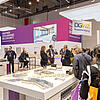 Messestand mit Besuchern und Ausstellungsstücken