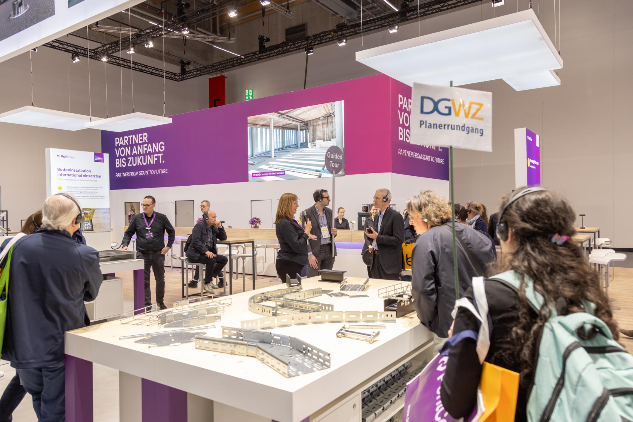 Messestand mit Besuchern und Ausstellungsstücken