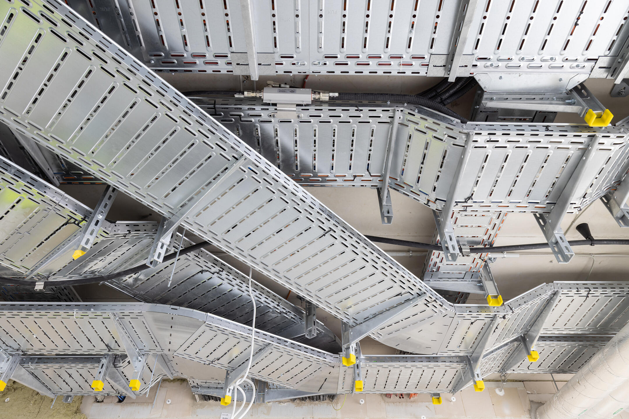 Verzweigtes Kabeltragsystem an der Decke.