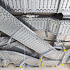 Verzweigtes Kabeltragsystem an der Decke.