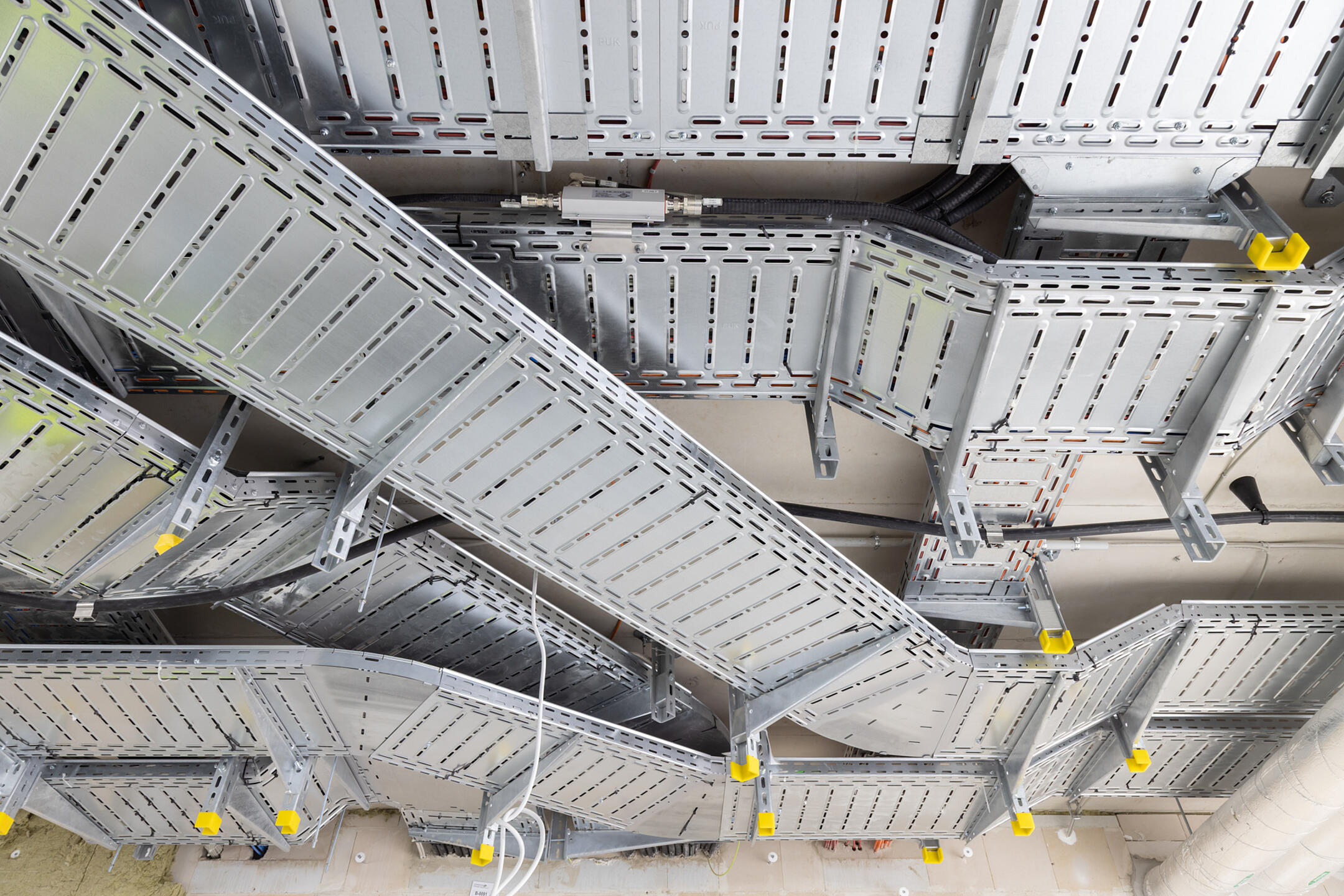 Verzweigtes Kabeltragsystem an der Decke.