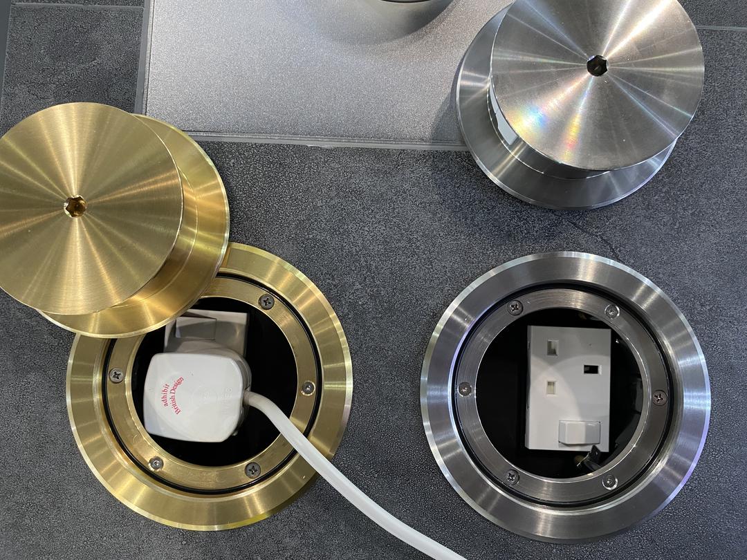 Ausstellungsstück Bodensteckdosen mit Steckdosen British Standard