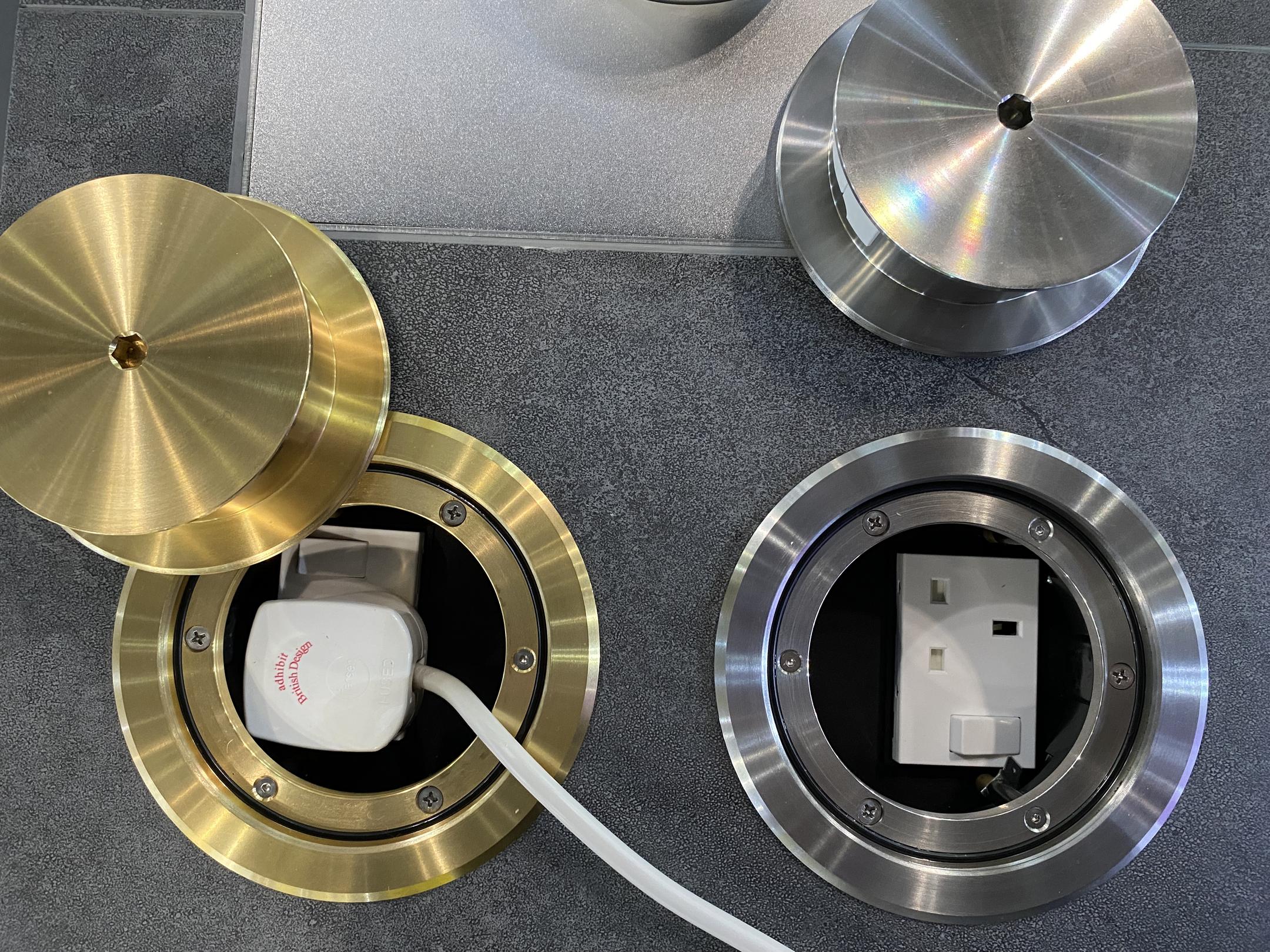 Ausstellungsstück Bodensteckdosen mit Steckdosen British Standard