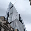 Blick auf die Hochhäuser der Londoner Bishopsgate vor einem regnerischen Himmel.