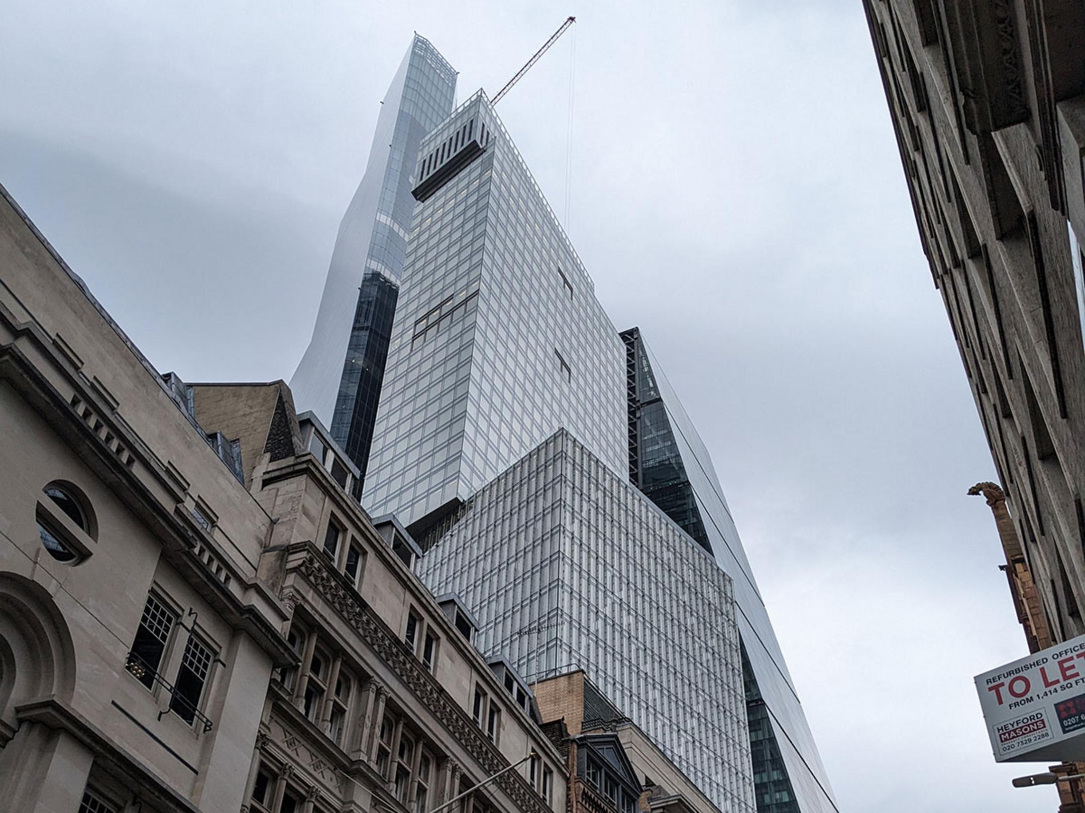 Blick auf die Hochhäuser der Londoner Bishopsgate vor einem regnerischen Himmel.