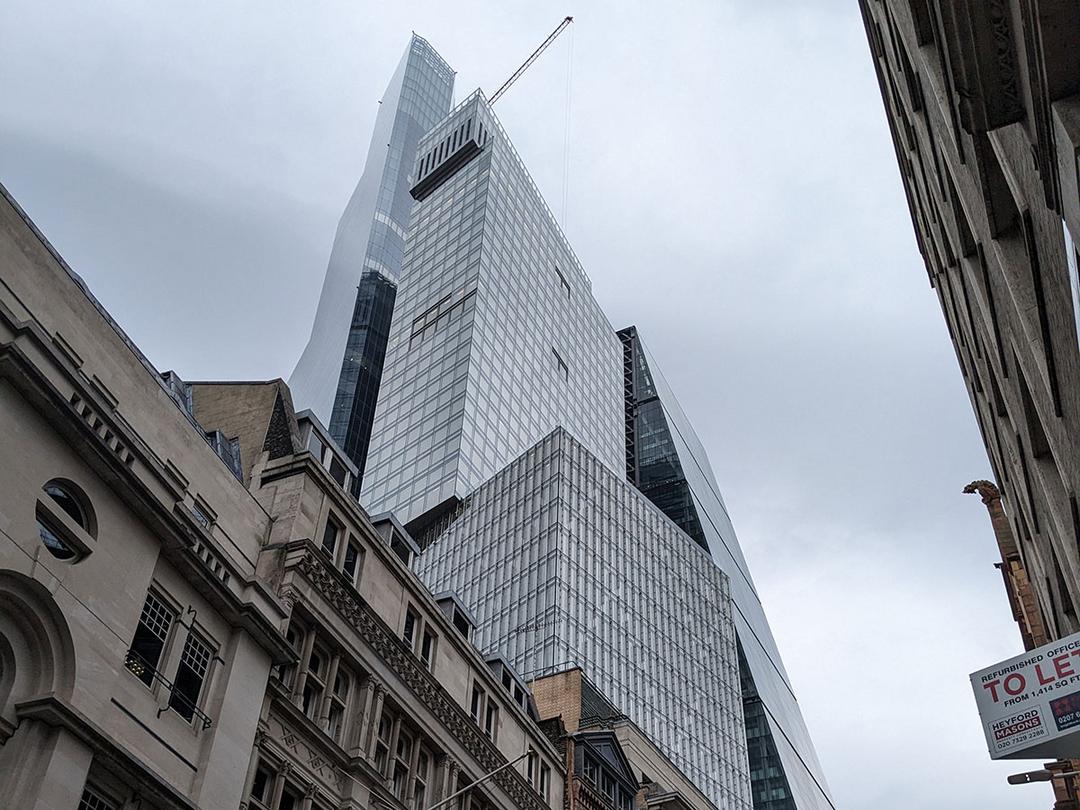 Blick auf die Hochhäuser der Londoner Bishopsgate vor einem regnerischen Himmel.