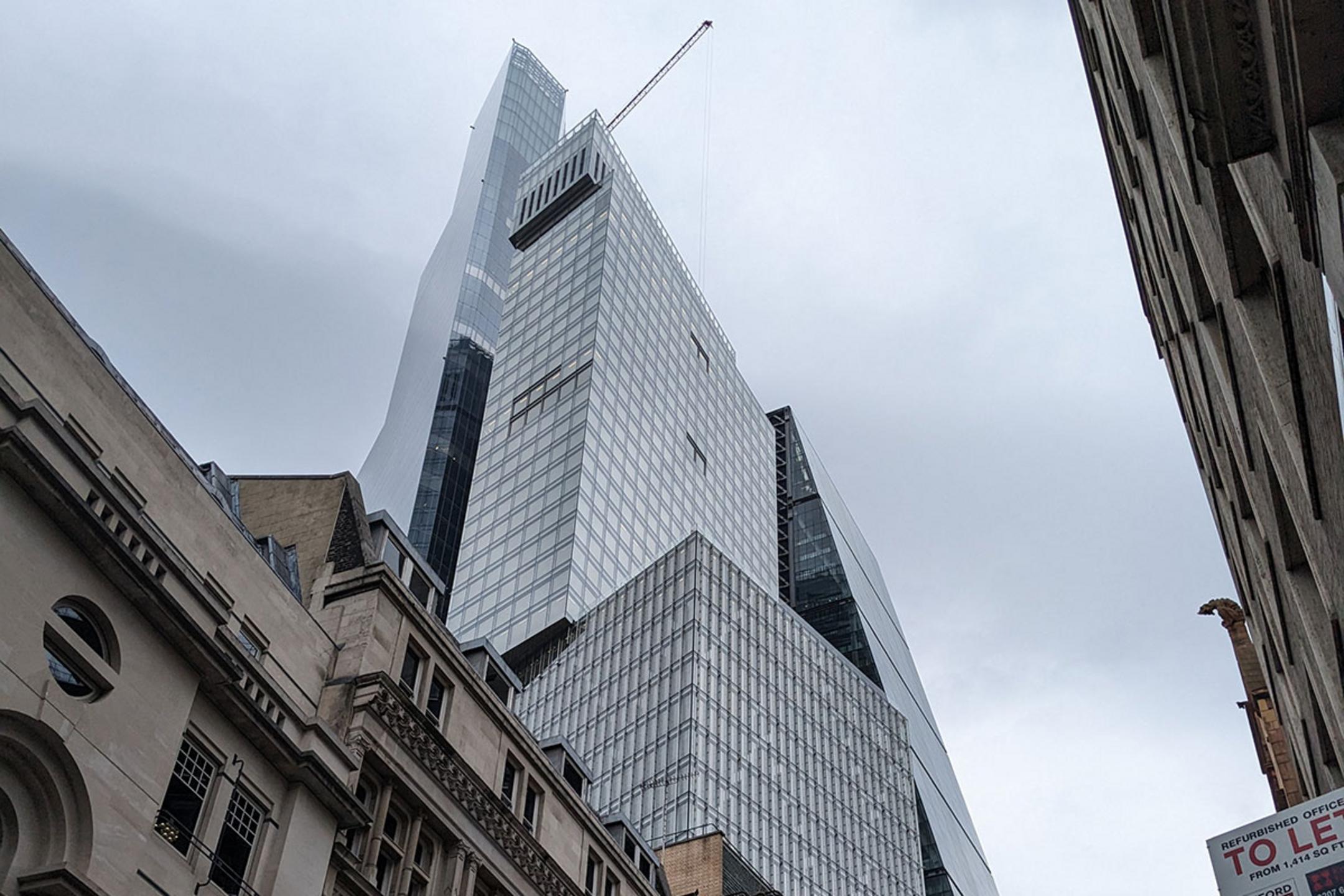Blick auf die Hochhäuser der Londoner Bishopsgate vor einem regnerischen Himmel.