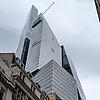 Blick auf die Hochhäuser der Londoner Bishopsgate vor einem regnerischen Himmel.