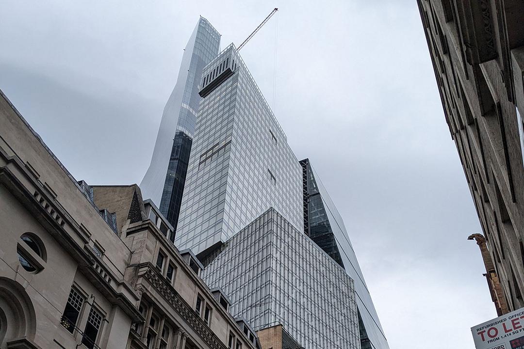 Blick auf die Hochhäuser der Londoner Bishopsgate vor einem regnerischen Himmel.