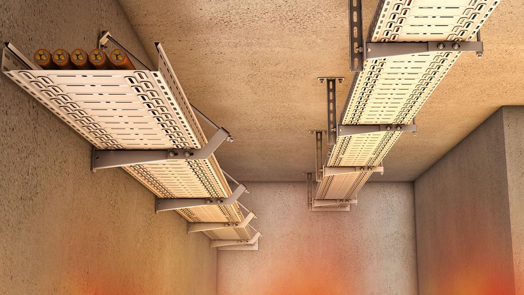 Kabelrinnen mit Konsolen in einem brennenden Raum, geführt unter der Decke, mit sichtbaren Energiekabeln.