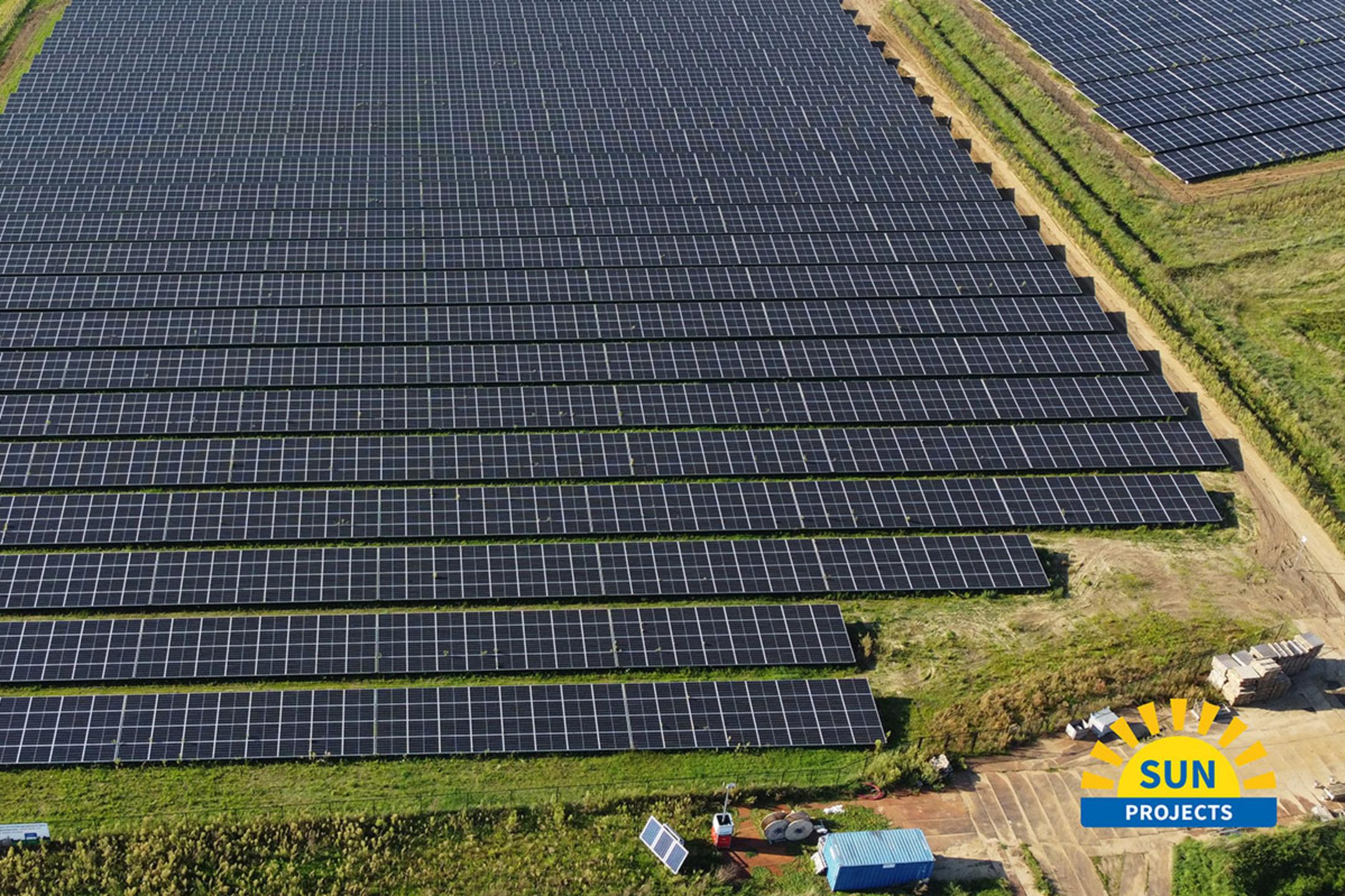 Luftaufnahme einer landwirtschaftlichen Fläche mit Solarpanelen