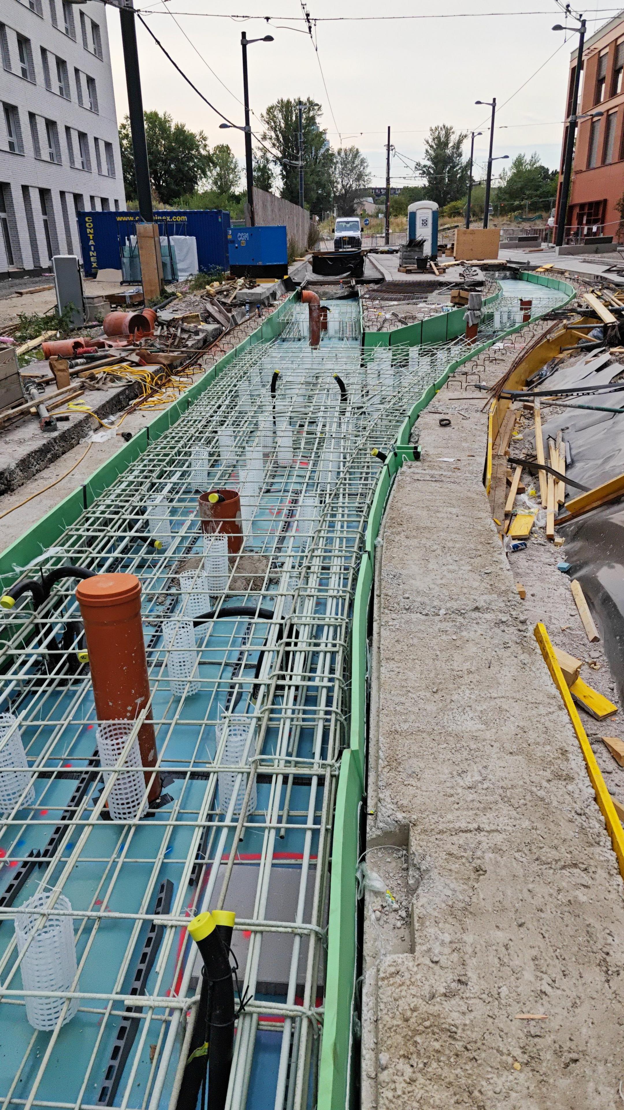 Bewehrungsstäbde aus Glasfaserkunststoff, eingelassen in den Boden einer Baustelle