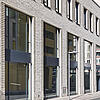 Nahaufnahme der hellen Verblendmauerwerk-Fassade im Erdgeschoss des Haus Postplatz in Dresden