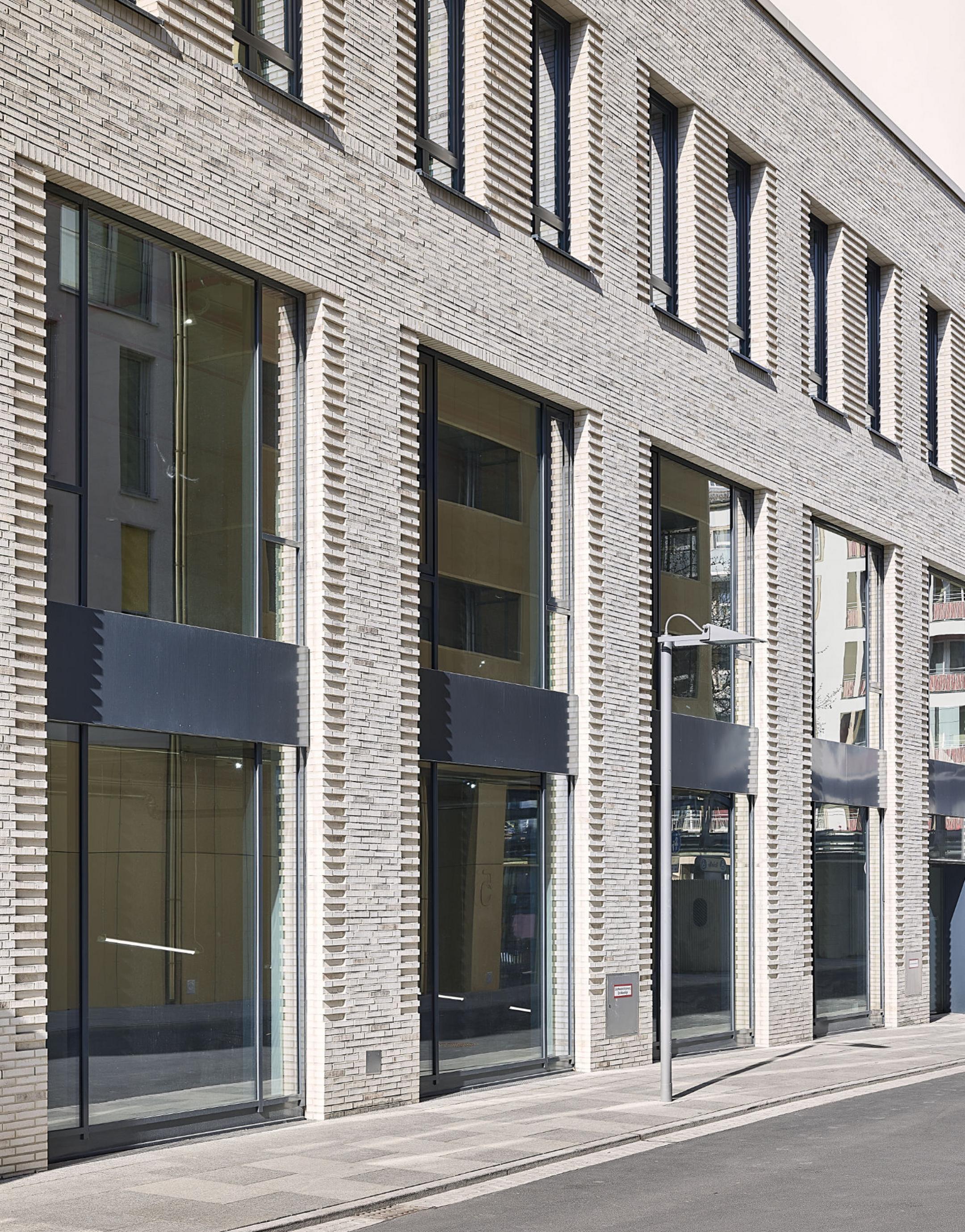 Nahaufnahme der hellen Verblendmauerwerk-Fassade im Erdgeschoss des Haus Postplatz in Dresden