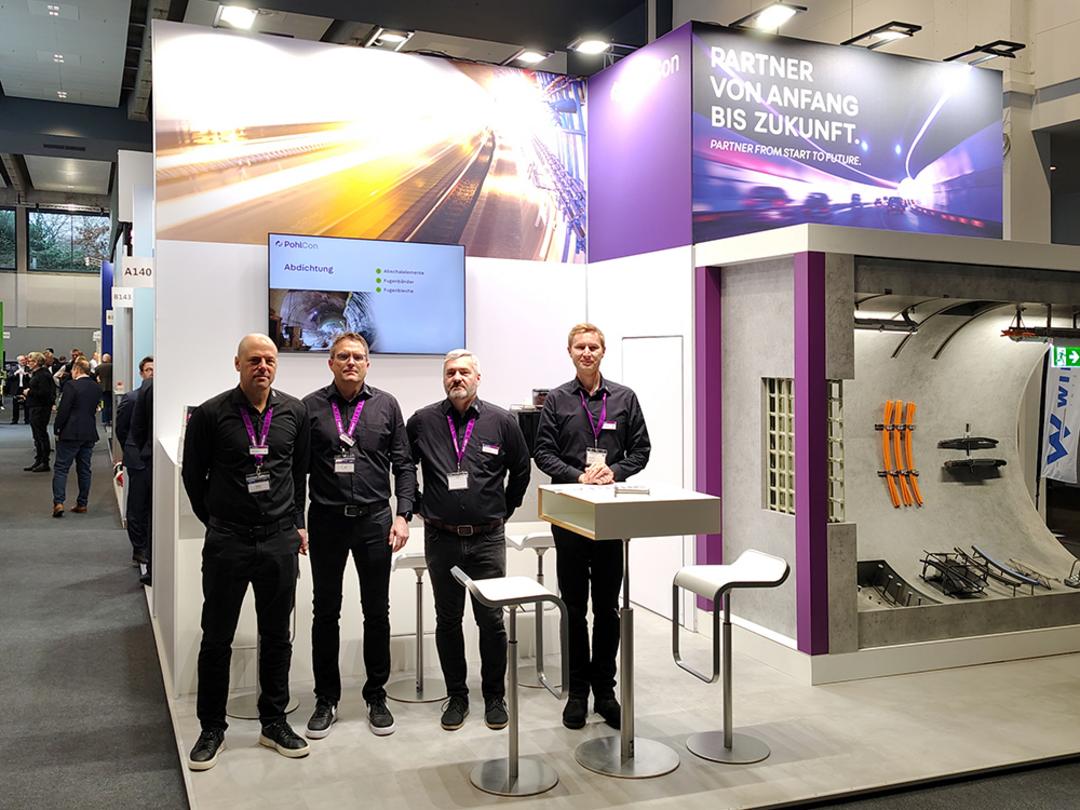 Messestand mit Messepersonal, Gruppenbild