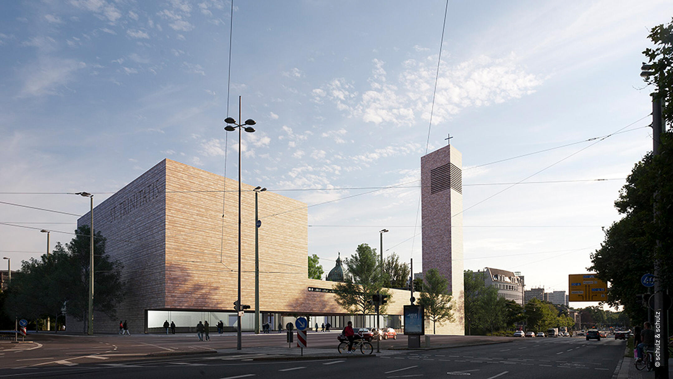 Modernes Kirchengebäude mit Turm und Kreuz, umgeben von Stadtleben, Bäumen und Passanten bei dämmerlicher Stimmung