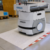 Autonomer OMRON-Roboter über einer kontaktlosen WCPS-Laderampe von PohlCon