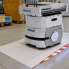 Autonomer OMRON-Roboter über einer kontaktlosen WCPS-Laderampe von PohlCon
