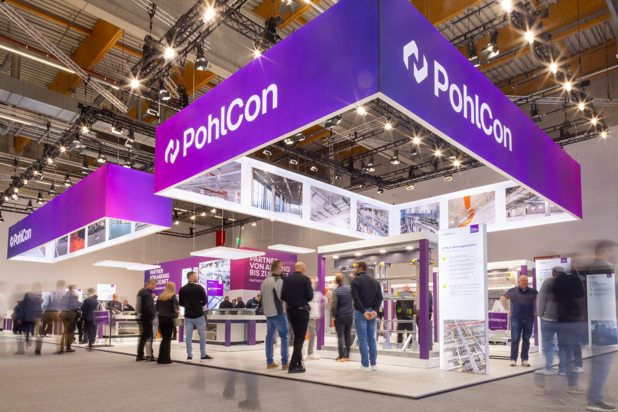 Messestand mit Besuchern und dem Schriftzug PohlCon