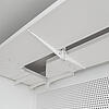 Weiße Decke mit abgehängter ungelochter Kabelrinne in Weiß mit perforierter Wandverkleidung