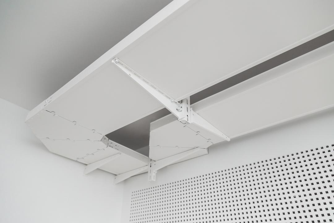 Weiße Decke mit abgehängter ungelochter Kabelrinne in Weiß mit perforierter Wandverkleidung