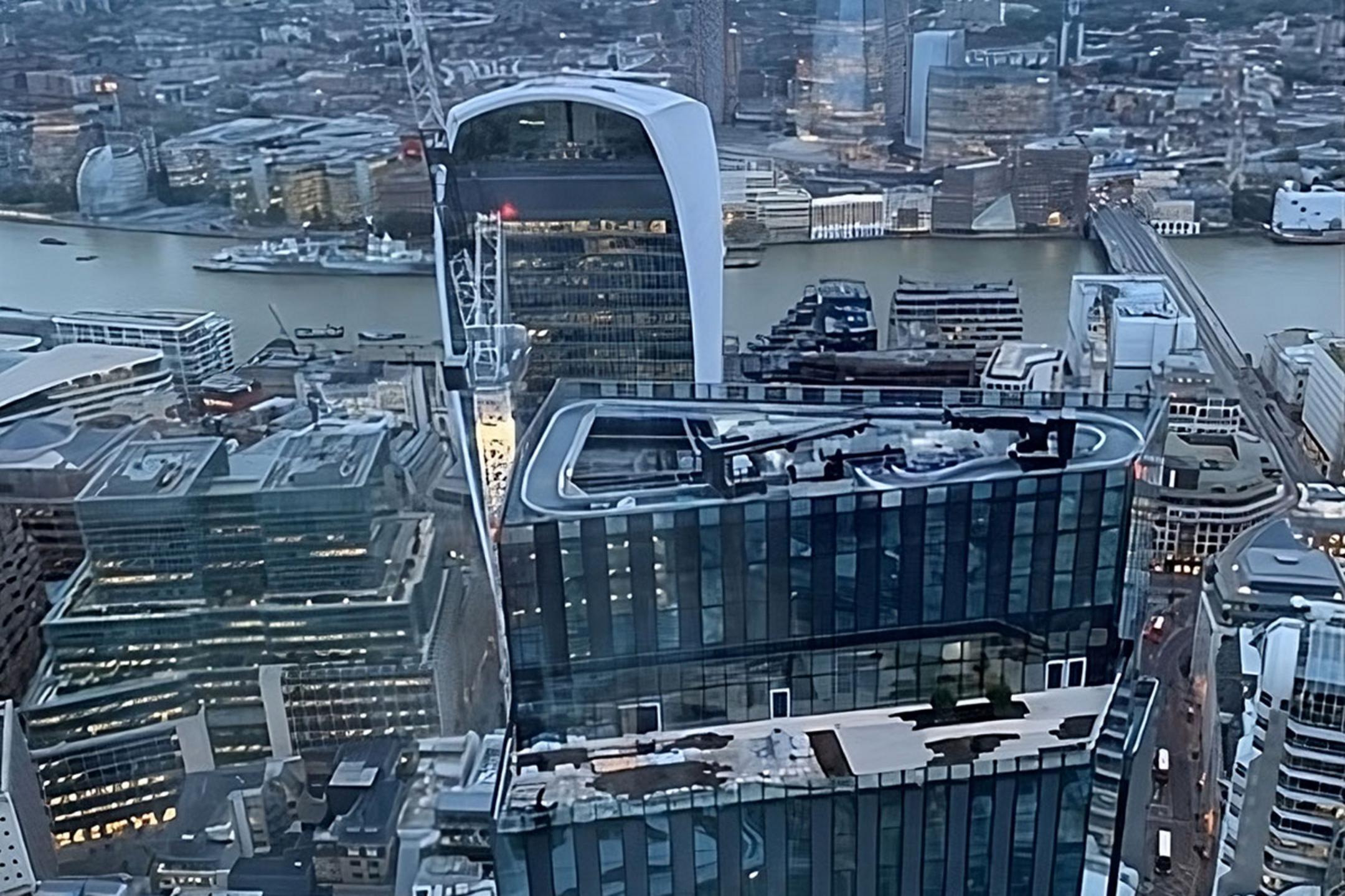 Blick von oben auf die Baustelle des 8 Bishopsgate-Hochhauses, mit London und der Themse im Hintergrund.
