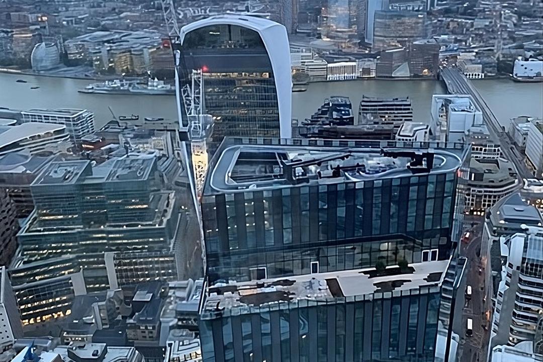 Blick von oben auf die Baustelle des 8 Bishopsgate-Hochhauses, mit London und der Themse im Hintergrund.