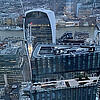 Blick von oben auf die Baustelle des 8 Bishopsgate-Hochhauses, mit London und der Themse im Hintergrund.