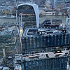 Blick von oben auf die Baustelle des 8 Bishopsgate-Hochhauses, mit London und der Themse im Hintergrund.