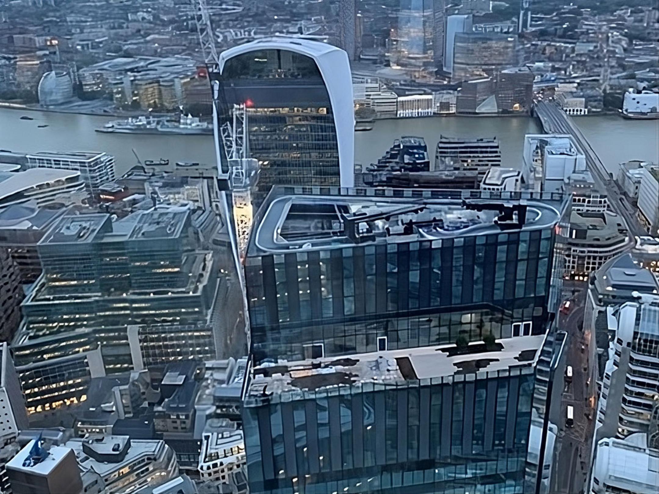 Blick von oben auf die Baustelle des 8 Bishopsgate-Hochhauses, mit London und der Themse im Hintergrund.